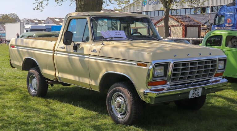 1977 Ford F150 Ranger 4WD 5.9 Front